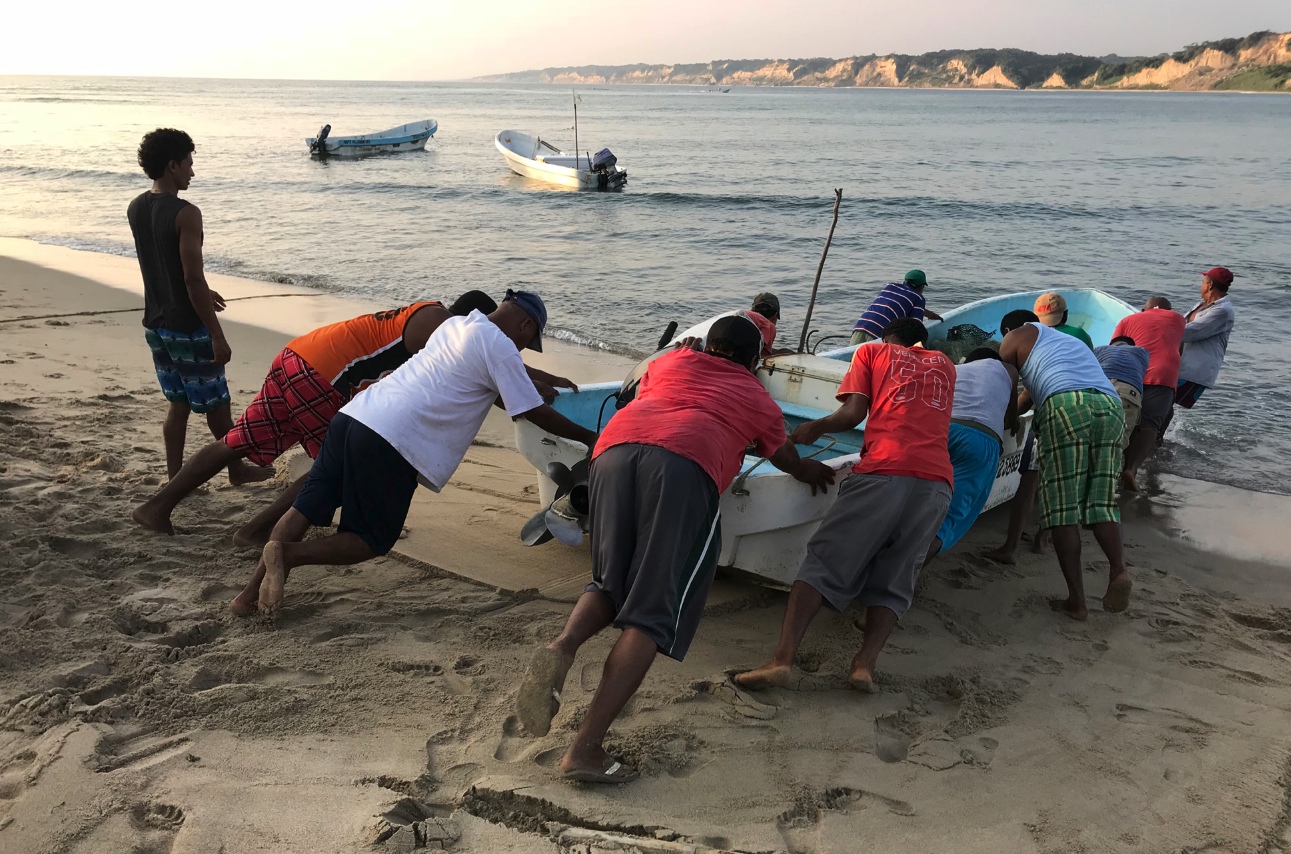 Pescadores de Punta Maldonado se preparan para zarpar. Salen a las 6 de la tarde y regresan a las 7 de la mañana del día siguiente. Foto: Lenin Ocampo Torres 