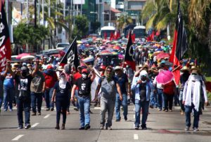 Bloquean CETEG y organizaciones sociales la Costera; exigen que se detenga la reactivación de la reforma