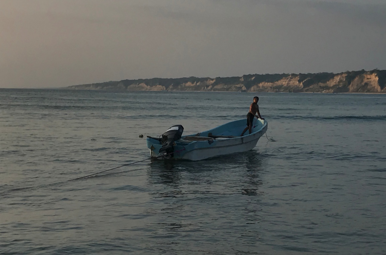 Un pescador arriba de su lancha en la bahía de Punta Maldonado, antes de iniciar su jornada laboral. Foto: Lenin Ocampo Torres