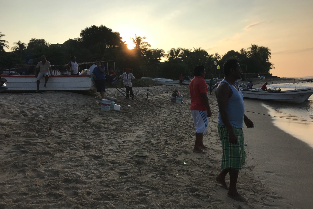 Un atardecer entre los pescadores de Punta Maldonado. Foto: Lenin Ocampo Torres