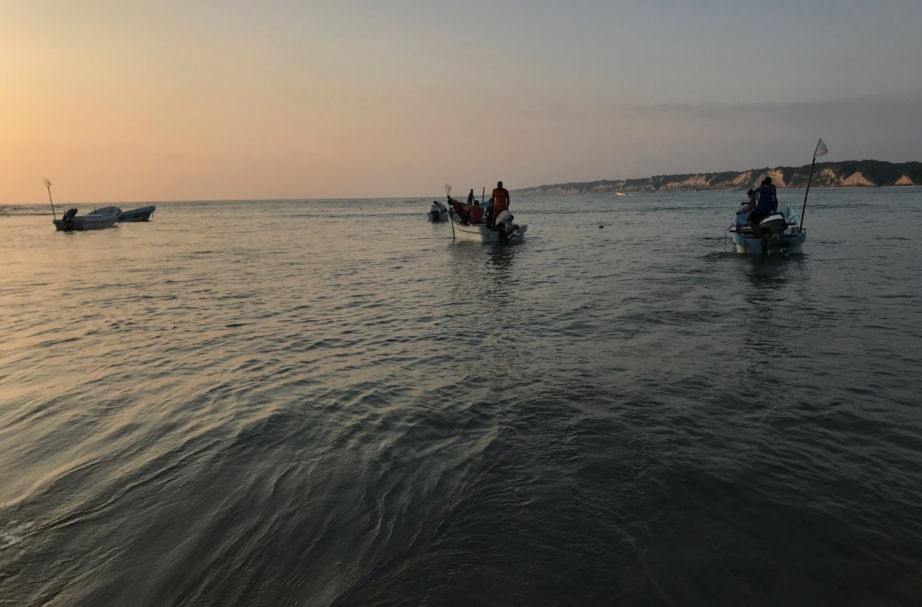 Pescadores de Punta Maldonado se alejan de la playa para iniciar su jornada laboral en el mar abierto del océano Pacífico. Foto: Lenin Ocampo Torres