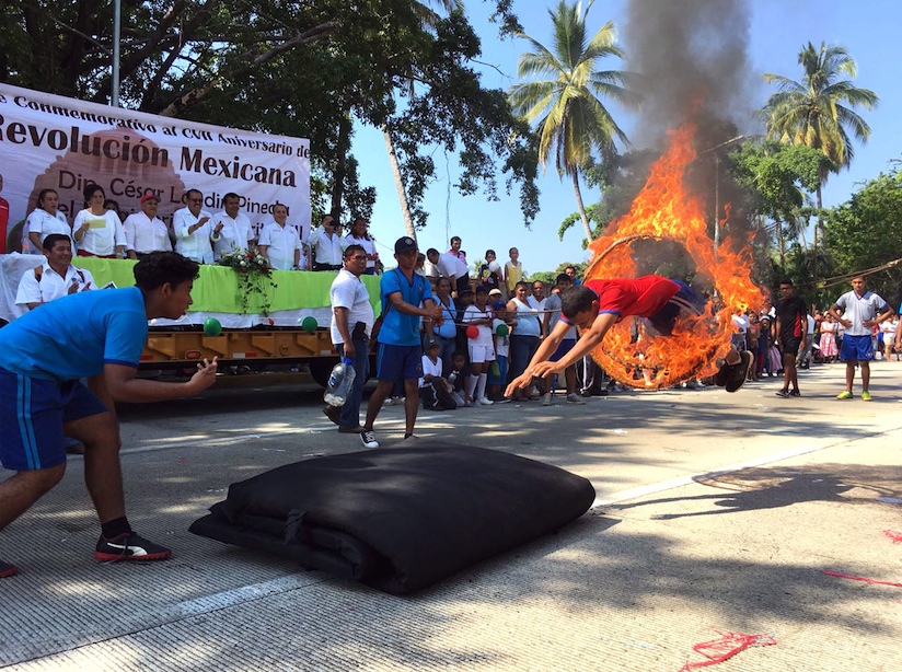 Estudiantes de la Preparatoria Popular de la comunidad de La Estación, de la Universidad Autónoma de Guerrero (UAG), en el desfile paralelo al oficial para conmemorar el centésimo séptimo aniversario del inicio de la Revolución mexicana. Foto: Jacob Morales