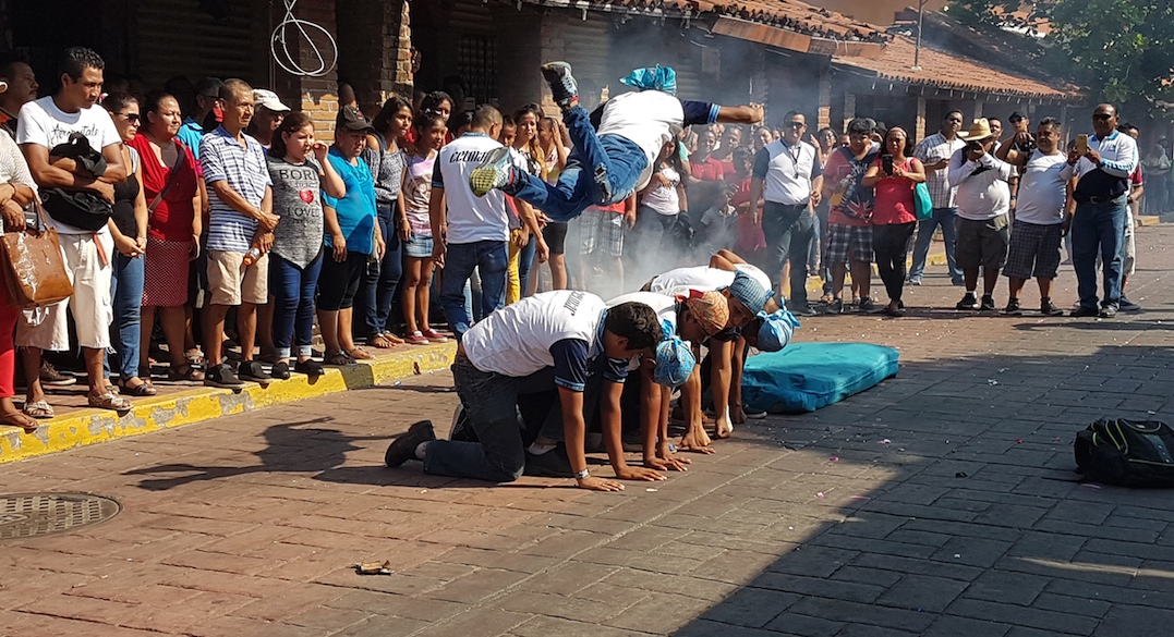 Alumnos de bachillerato en Zihuatanejo hacen piruetas durante el desfile del centésimo séptimo aniversario del inicio de la Revolución Mexicana. Foto: Brenda Escobar