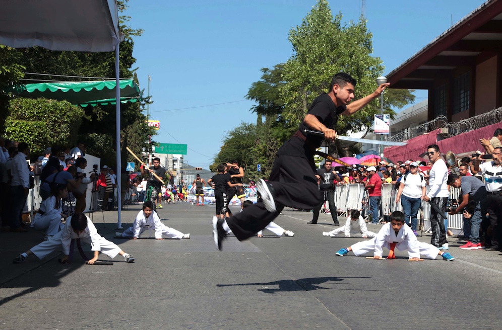 Jóvenes y niños muestran sus habilidades en la práctica de artes marciales durante el desfile cívico en Chilpancingo para conmemorar el centésimo séptimo aniversario de la Revolución Mexicana. Foto: Jessica Torres Barrera