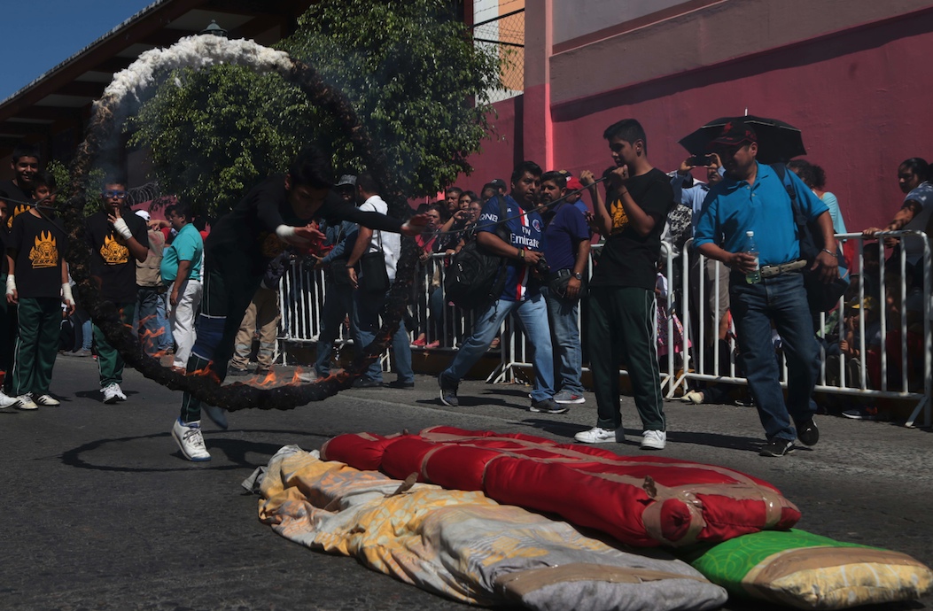 Jóvenes atletas saltan a través de un aro en llamas durante el desfile cívico para conmemorar el aniversario de la Revolución Mexicana, ayer en Chilpancingo. Foto: Jessica Torres Barrera