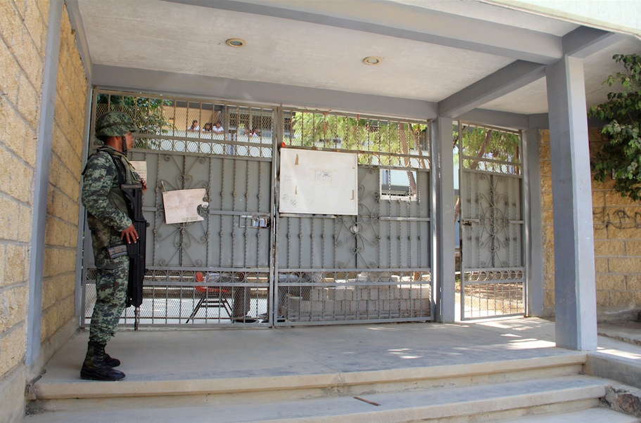 La Secundaria Bicentenario de la Independencia 2010 de San Agustín reanudó labores luego de ocho días cerrada debido a la inseguridad, ayer fue resguardada por el Ejército. Foto: El Sur