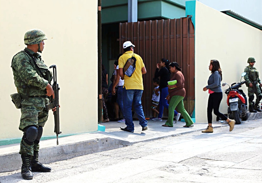 Militares vigilan la salida de la Primaria Federal Justo Sierra en el centro de Chilapa, a donde llegaron a clases casi la mitad de los 800 alumnos, y donde 20 alumnos causaron baja debido a la violencia en la región. Foto: Luis Daniel Nava
