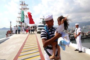 Llega el buque Cuauhtémoc; recuerdan a la cadete acapulqueña que desapareció en altamar