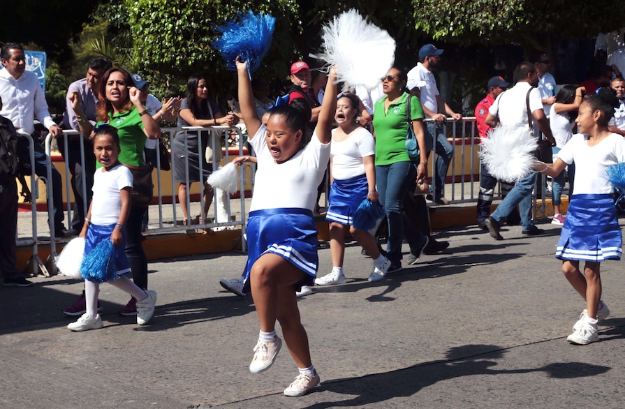 Alumnas del Centro de Atención Múltiple número uno (CAM), de Chilpancingo, presentan una tabla gimnástica en el desfile para conmemorar el centésimo séptimo aniversario de la Revolución Mexicana. Foto: Jessica Torres Barrera