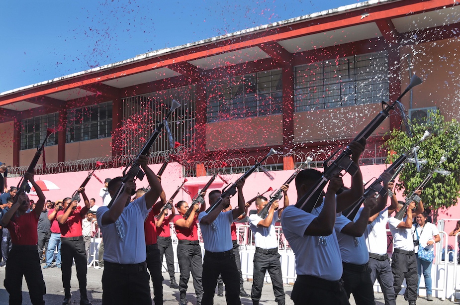 Disparo de salvas con confetis durante el desfile conmemorativo del centésimo sétimo aniversario de la Revolución Mexicana, en Chilpancingo. Foto: Jessica Torres Barrera