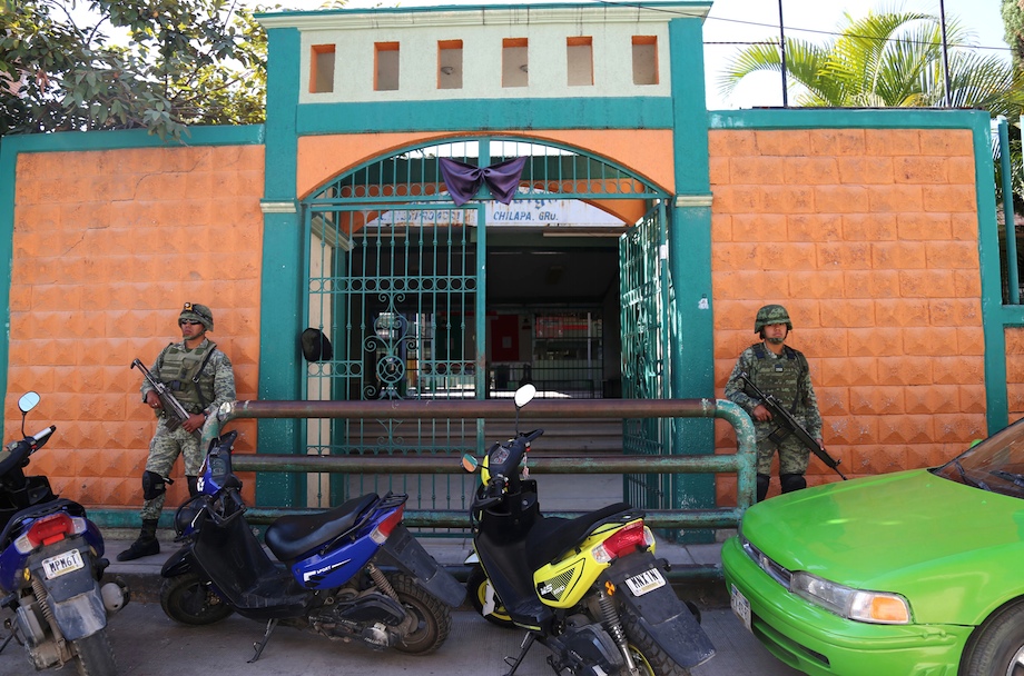 Soldados vigilan la escuela Miguel Hidalgo del municipio de Chilapa, a la cual se presentaran sólo 10 alumnos debido a la violencia en la región. Foto: Jesús Eduardo Guerrero