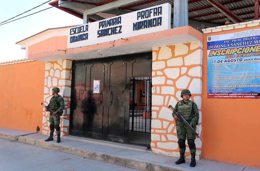 Soldados en la escuela Primaria Dominga Sánchez Miranda del municipio de Chilapa, la cual fue una de las dos que regresaron a clases.  Foto: Jesús Eduardo Guerrero 