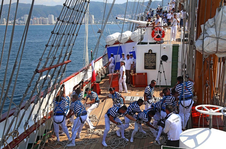 Maniobras de cadetes del buque escuela Cuauhtémoc durante su llegada a Acapulco. A diferencia de años pasados, no se permitió a reporteros entrevistar a las familias de los tripulantes, y los cadetes se limitaron a negar que tenían información cuando se les preguntaba sobre su compañera acapulqueña, Eva Lidia, que desapareció en el mar el 11 de junio. Foto: Carlos Alberto Carbajal