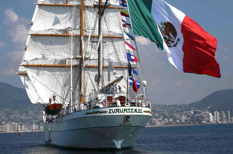 El buque escuela Cuauhtémoc entra a la bahía de Acapulco, dando por concluida su travesía de instrucción denominada Centenario de la Constitución, que visitó 15 puertos de 12 países. Foto: Carlos Alberto Carbajal