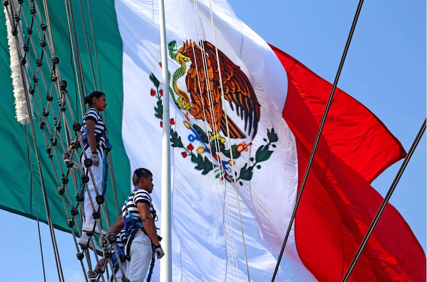 Cadetes del buque escuela Cuauhtémoc a su llegada a la Octava Región Naval de Acapulco, después de una travesía de nueve meses y medio. Foto: Carlos Alberto Carbajal