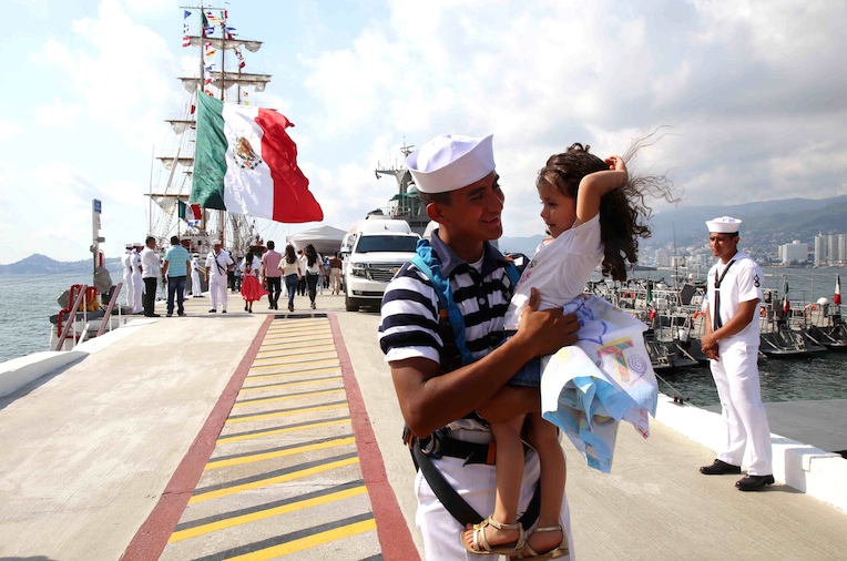 Un cadete junto a su pequeña hija al arribar en el buque escuela Cuauhtémoc, donde pasó nueve meses en una travesía que tocó puertos de 12 países. En 2017, el buque cumple 35 años. Foto: Carlos Alberto Carbajal