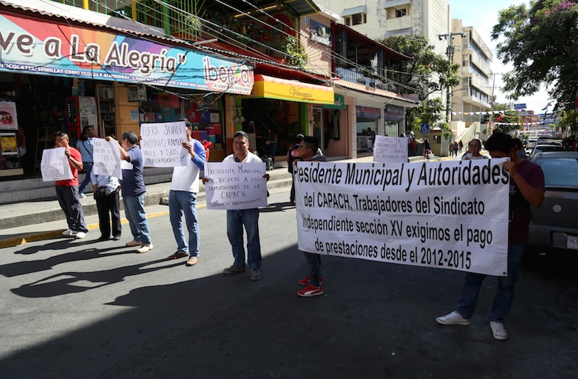 Trabajadores de la Comisión de Agua Potable y Alcantarillado de Chilpancingo, agremiados a la sección 15 del Sindicato Independiente en el bloqueo a la avenida Ignacio Ramírez para exigir el pago del aguinaldo. Foto: Jesús Eduardo Guerrero