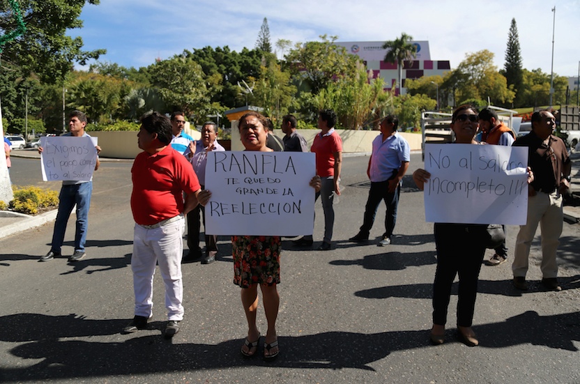 Trabajadores del hospital del ISSSTE bloquearon la avenida Ruffo Figueroa para exigir el pago de prestaciones entre las que se encuentran las de riesgo, puntualidad y asistencia. Foto: Jesús Eduardo Guerrero