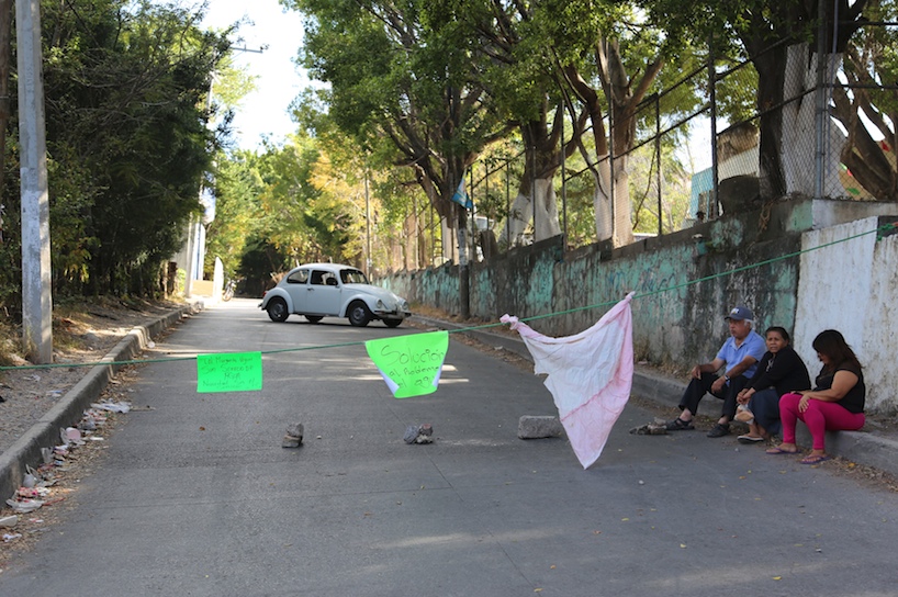 Vecinos de la colonia Margarita Viguri en el bloqueo a los tanques de almacenamiento de la Comisión de Agua Potable y Alcantarillado de Chilpancingo, para exigir el servicio de agua debido a que desde hace dos meses no cuentan con el servicio Foto: Jesús Eduardo Guerrero