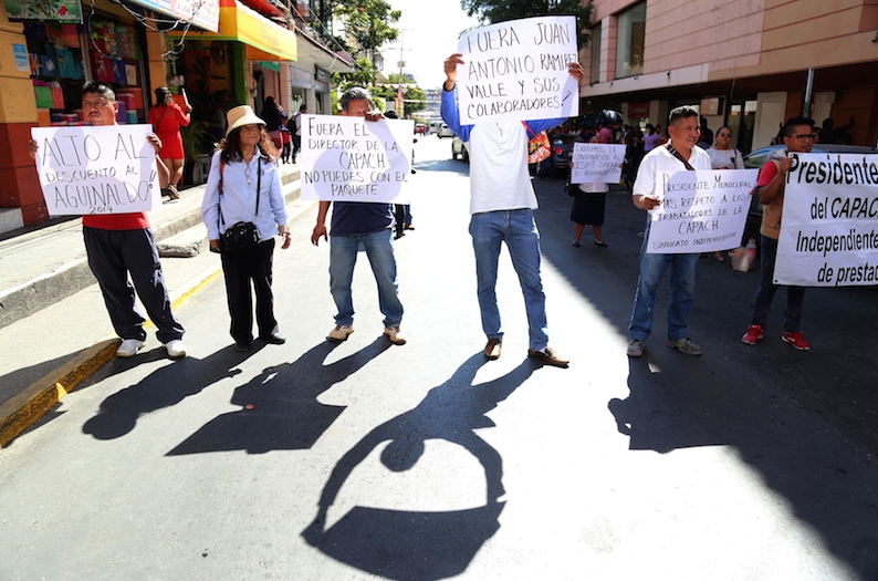 Trabajadores de la Comisión de Agua Potable y Alcantarillado de Chilpancingo (Capach), agremiados a la sección 15 del Sindicato Independiente, bloquearon la avenida Ignacio Ramírez a unos metros del Palacio Municipal para exigir el pago del aguinaldo.  Foto: Jesús Eduardo Guerrero