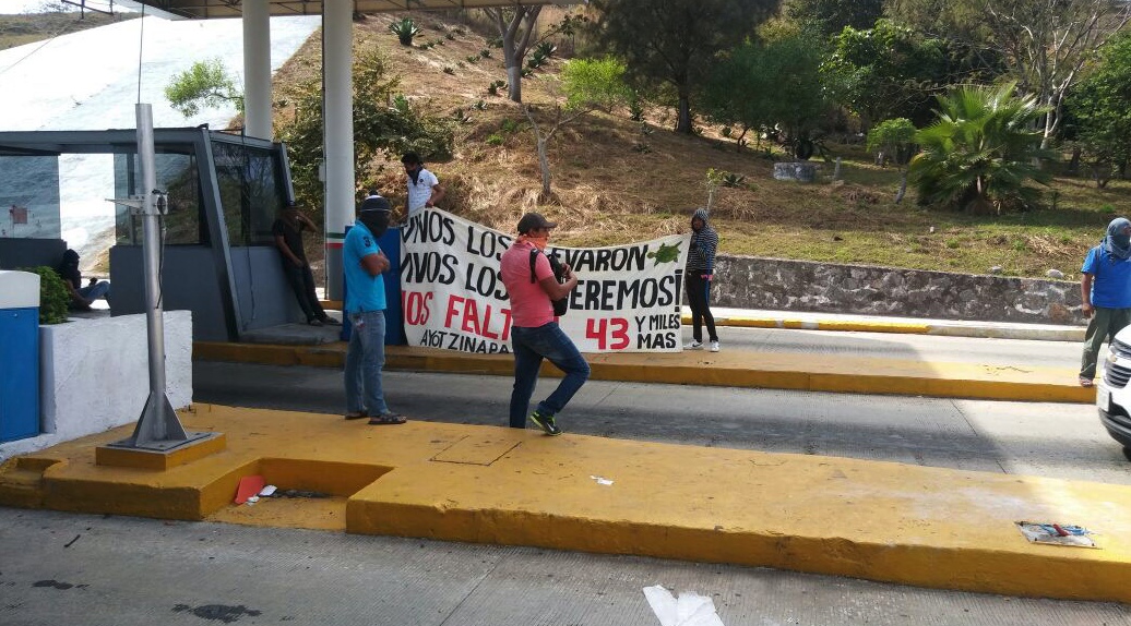 Estudiantes de la Normal Rural Raúl Isidro Burgos de Ayotzinapa ocuparon las casetas de cobro de Palo Blanco y Paso Morelos, en la Autopista del Sol, donde pidieron dinero para continuar el movimiento por la presentación con vida de sus 43 compañeros detenidos desaparecidos en septiembre de 2014 en Iguala. Foto: El Sur