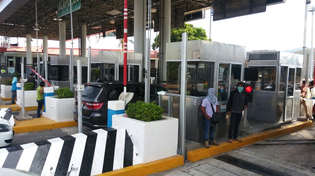 De las 11:40 de la mañana a las 12:40 de la tarde de este sábado, unos 70 normalistas de Ayotzinapa tomaron las casetas de Palo Blanco y Paso Morelos, de la Autopista del Sol, para pedir cooperación económica y continuar su lucha por la presentación con vida de sus compañeros detenidos desaparecidos hace casi 39 meses. Foto: El Sur
