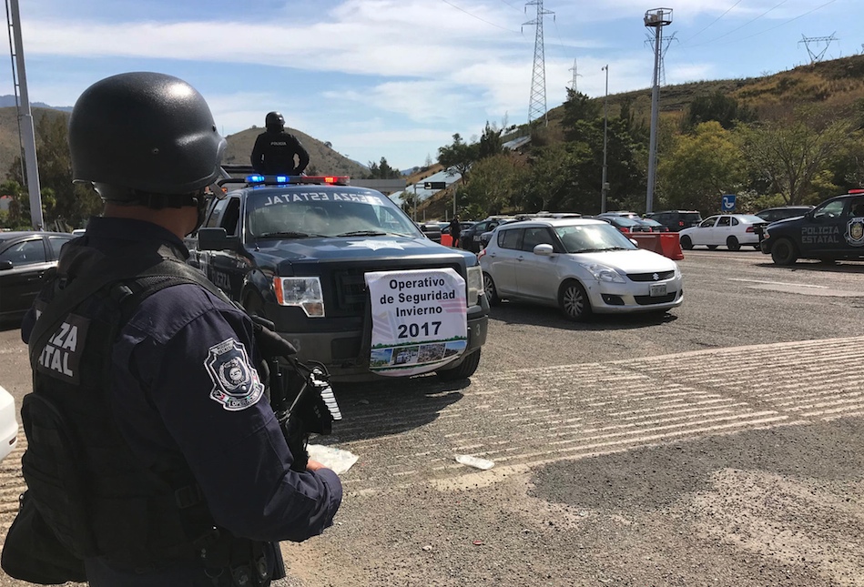 Policías federales del Sector Caminos en la caseta de Palo Blanco, durante la toma de normalistas de Ayotzinapa, para pedir una cooperación de 50 pesos para mantenerse durante las vacaciones, cuando no reciben subsidio para el comedor escolar. Foto: Lenin Ocampo Torres