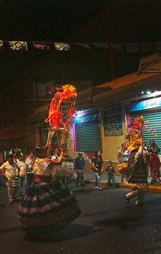 Danzantes de barrios de la capital participan en una caminata en las principales calles rumbo a la catedral de Santa María de la Asunción, donde se reúnen en el atrio para bailar, como una antesala al nacimiento de Jesucristo. Foto: José Luis de la Cruz