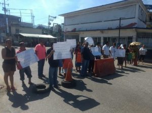 Bloquean por segundo día consecutivo la avenida Cayaco- Puerto Marqués; exigen que se retiren unos juegos mecánicos