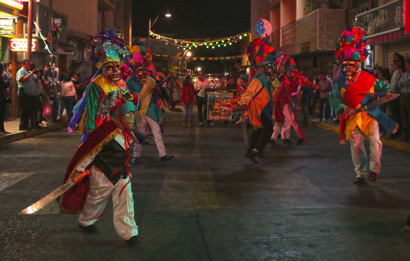 La noche del 24 de diciembre, danzantes de los barrios de San Mateo, San Antonio, Santa Cruz, San Francisco y Tequicorral recorren con hachones de ocote encendido las principales calles que llevan a la catedral capitalina, donde se reúnen en el atrio para bailar, como una antesala a la fecha de la celebración del nacimiento de Jesucristo. En la imagen, la danza de los Gachupines. Foto: José Luis de la Cruz