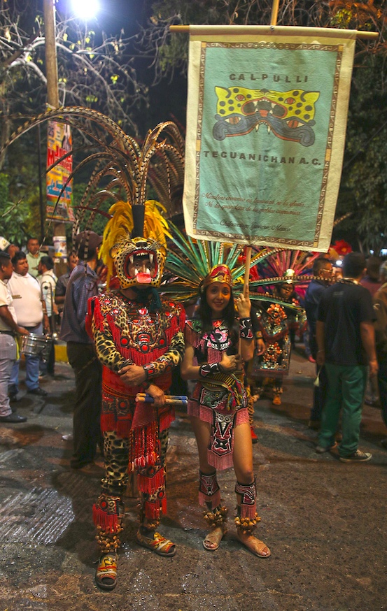 Danzantes ataviados con indumentaria azteca la plaza cívica de Chilpancingo, donde se reúnen en el atrio de la catedral de Santa María de la Asunción, para bailar, en la víspera de la navidad. Foto: José Luis de la Cruz
