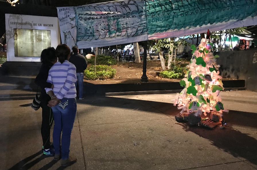 Este martes amaneció un nuevo Árbol de la justicia, luego de que el original fue quemado el domingo en la plaza cívica Primer Congreso de Anáhuac. Familiares de los desaparecidos calificaron el acto como “cobarde” y lo atribuyeron a los gobiernos municipal y estatal. Se desconoce quién instaló el nuevo árbol, pero ocuparon fotos del cartel de recompensa de un millón de pesos que el gobierno de Ángel Aguirre Rivero, difundió para quien diera información sobre los estudiantes. Foto: Lenin Ocampo Torres