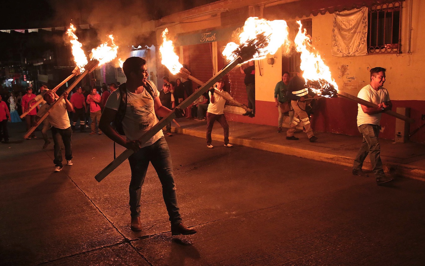 Jóvenes de los barrios de Chilpancingo, caminan con hachones encendidos la noche del 24 de diciembre, junto con danzantes rumbo a la catedral de Santa María de la Asunción. Foto: José Luis de la Cruz
