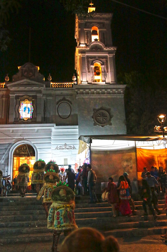 La catedral de Santa María de la Asunción, en cuyo atrio se reúnen danzarines y vecinos de los barrios de Chilpancingo para bailar, en la Nochebuena. Foto: José Luis de la Cruz