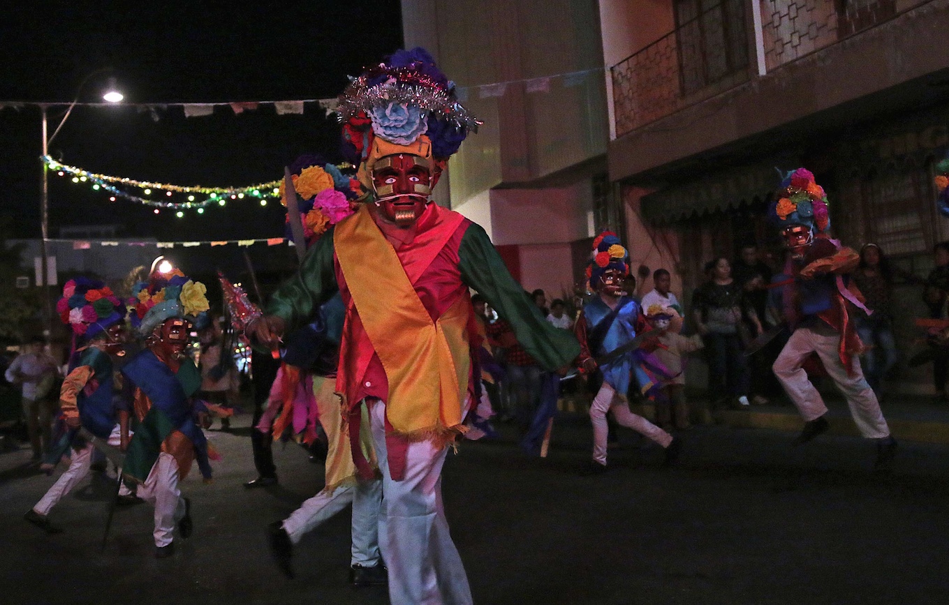 Danza de los Gachupines, la noche del 24 de diciembre, cuando danzantes de los barrios de San Mateo, San Antonio, Santa Cruz, San Francisco y Tequicorral recorren las principales calles rumbo a la catedral de Chilpancingo. Foto: José Luis de la Cruz