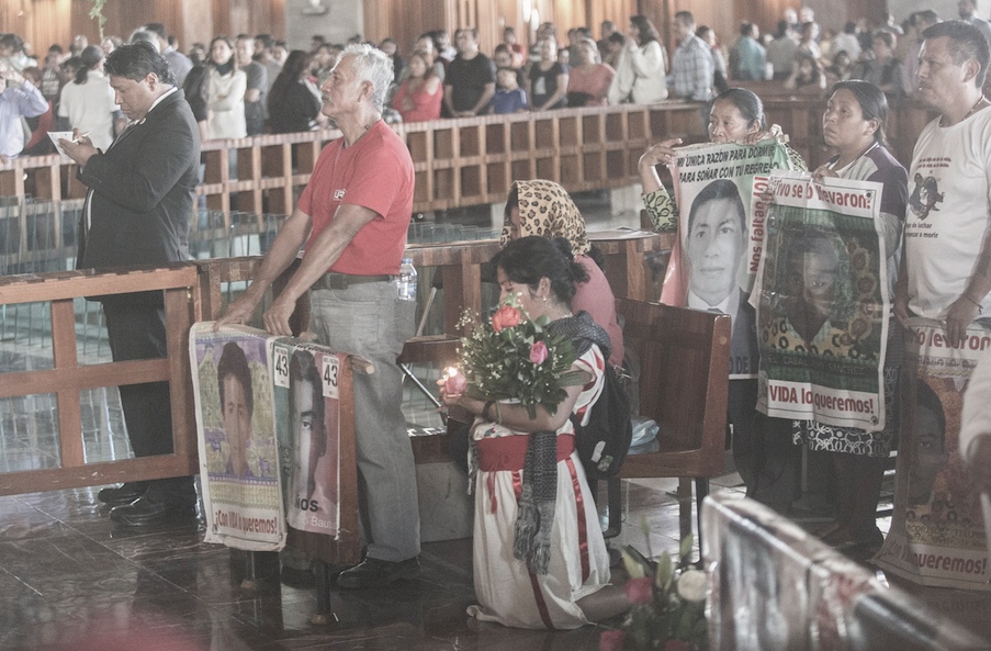 Familiares de los 43 normalistas desaparecidos de Ayotzinapa, participan en la misa en la basílica de la Virgen de Guadalupe, en la Ciudad de México, para honrar a sus hijos desaparecidos. Foto: Cuartoscuro