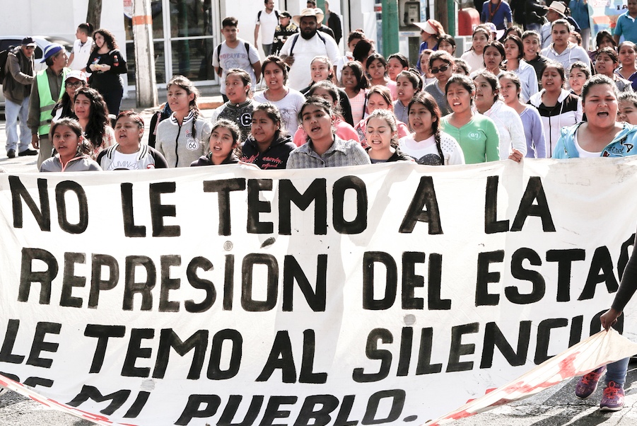 Estudiantes, activistas y padres de los 43 estudiantes desaparecidos de Ayotzinapa marchan para exigir respuestas al gobierno federal en la Ciudad de México. Los inconformes marcharon a la basílica de la virgen de Guadalupe, para asistir a una misa especial en honor de los jóvenes y para pedir “fortaleza para seguir buscando justicia”. Foto: EFE/José Méndez