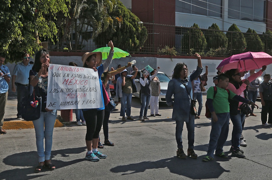 Maestros, organizaciones sociales y padres de los 43 normalistas de Ayotzinapa desaparecidos, cierran el carril sur-norte de la avenida Lázaro Cárdenas en Chilpancingo, donde tuvieron un mitin en el antimonumento a los 43, a 39 meses de su desaparición. Foto: Jessica Torres Barrera