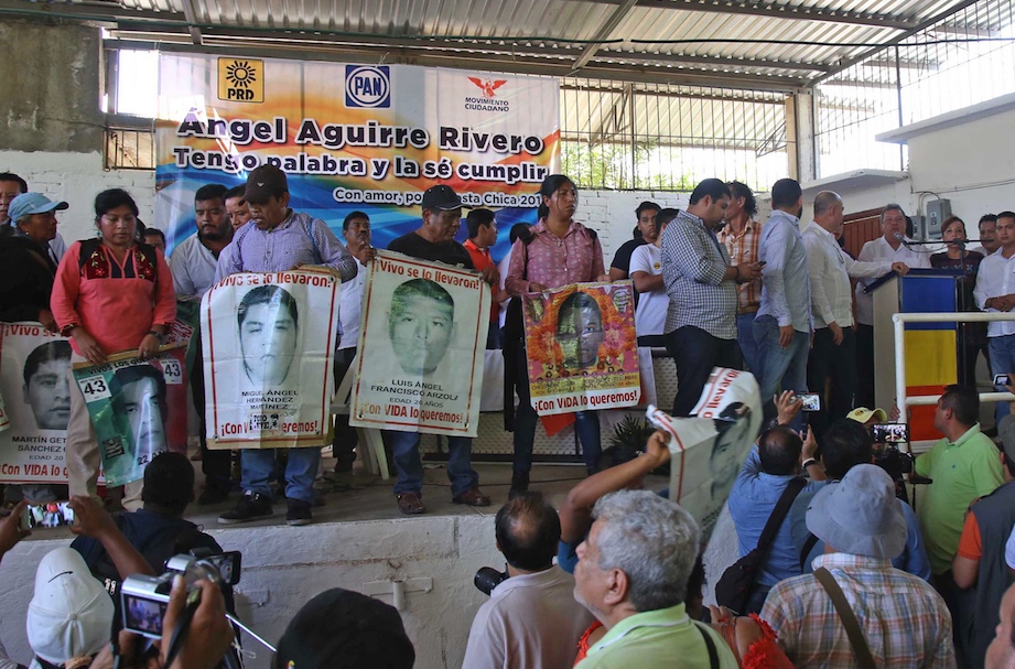 Padres de los 43 normalistas de Ayotzinapa desaparecidos toman la tribuna en el arranque de la precampaña del ex gobernador, Ángel Aguirre Rivero, a diputado federal en Ayutla por el PRD para exigirle la verdad del paradero de sus hijos. Foto: Carlos Alberto Carbajal