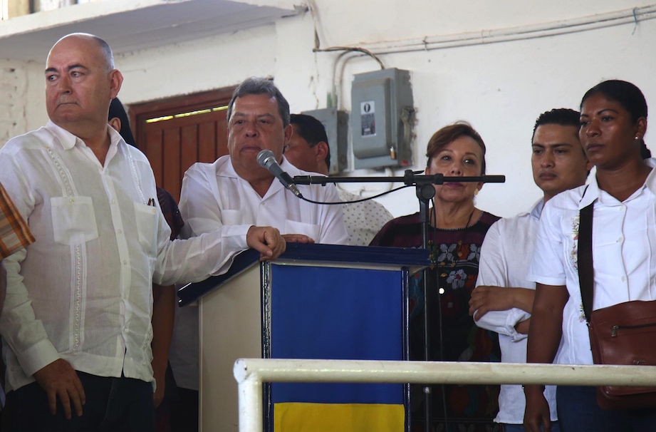 Durante una protesta de padres de los 43 normalistas desaparecidos de Ayotzinapa en el arranque de la precampaña a diputado federal por el PRD en Ayutla, del ex gobernador Ángel Aguirre Rivero, flanquean al político su ex secretario de Seguridad Pública, Ramón Almonte Borja, y su ex secretaria de Educación, Silvia Romero Suárez. Foto: Carlos Alberto Carbajal 