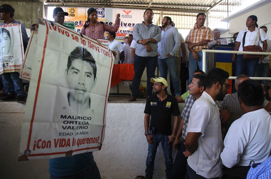 Padres de los 43 normalistas de Ayotzinapa desaparecidos protestan en el arranque de precampaña a diputado federal por el PRD en Ayutla del ex gobernador, Ángel Aguirre Rivero, para exigirle que diga dónde están sus hijos desaparecidos durante su mandato. Foto: Carlos Alberto Carbajal