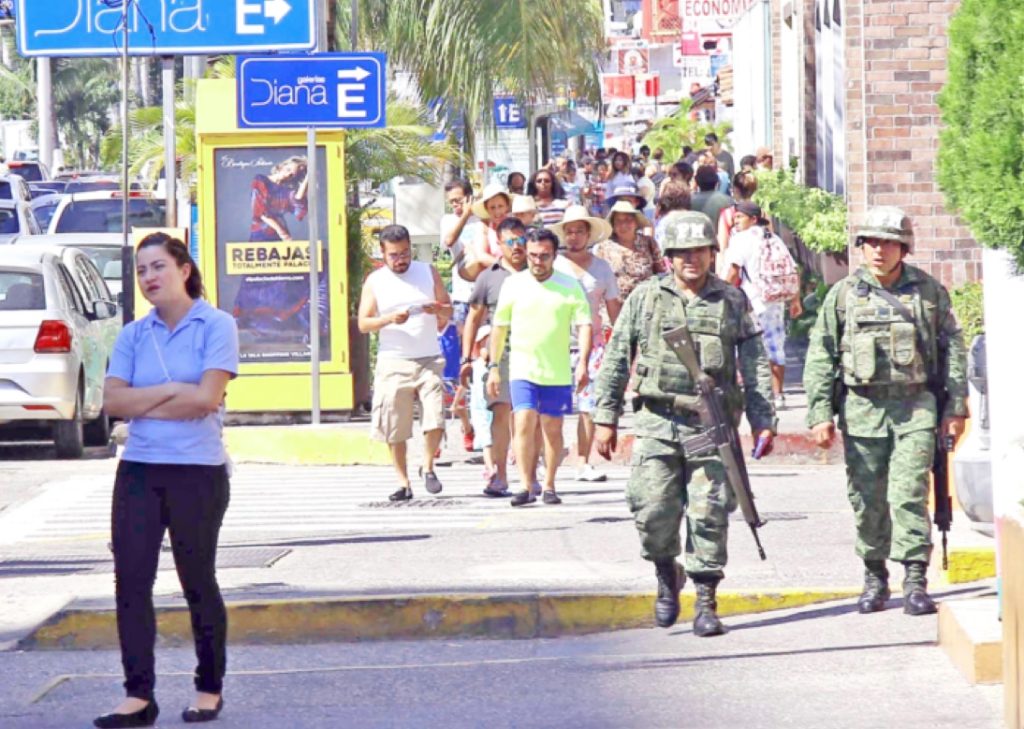 Un pareja de policías militares en su recorrido de vigilancia en la avenida Costera como parte del dispositivo de seguridad por las vacaciones decembrinas. Ayer se reportó en la ciudad una ocupación hotelera de 83.1 por ciento .Foto: Carlos Alberto Carbajal
