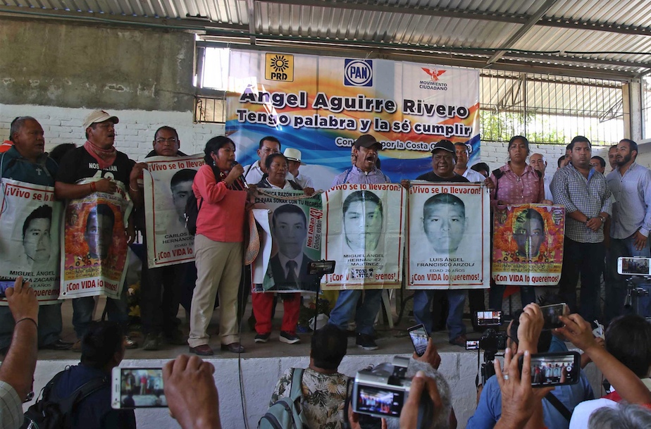 Padres de los normalistas de Ayotzinapa desaparecidos protestan en el arranque de precampaña del ex gobernador Ángel Aguirre Rivero a diputado federal en Ayutla por el PRD, para exigirle que diga dónde están sus hijos desaparecidos durante su mandato. Foto: Carlos Alberto Carbajal 