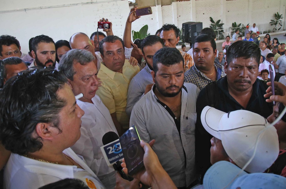 Padres de los 43 normalistas de Ayotzinapa desaparecidos reclama al ex gobernador, Ángel Aguirre Rivero, la desaparición de sus hijos durante su mandato, en su arranque de precampaña a diputado federal por el PRD en Ayutla. Foto: Carlos Alberto Carbajal