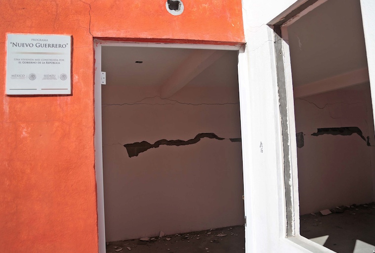 Severos daños en uno de los edificios del fraccionamiento El Mirador, de Chilpancingo, que se construyó para damnificados de las tormentas Ingrid y Manuel, y que están deshabitados y clasificados como de alto riesgo. Foto: Jessica Torres Barrera