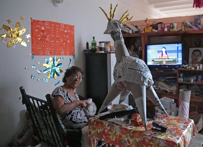 Una vecina de la sección 1B del fraccionamiento El Mirador, elabora una piñata, para las celebraciones de Año Nuevo. Foto: Jessica Torres Barrera