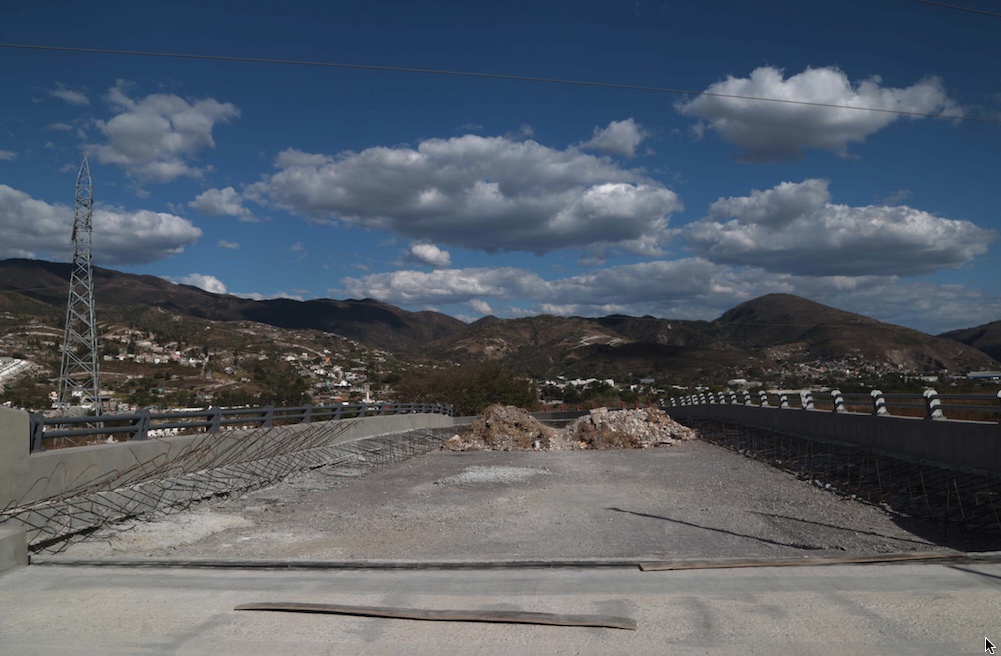 El puente vehicular inconcluso que debería conectar al fraccionamiento El Mirador con la colonia La Cinca, en Chilpancingo. Foto: Jessica Torres Barrera