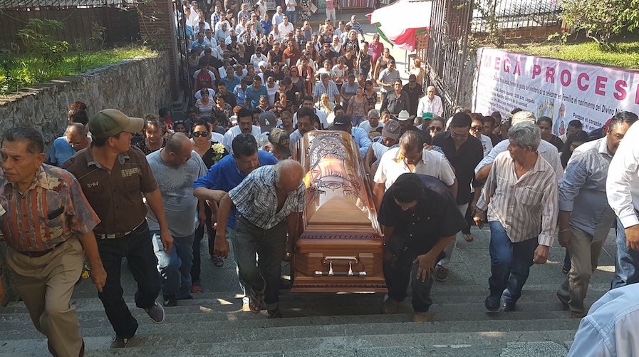 El cortejo fúnebre del alcalde perredista de Petatlán asesinado la noche del pasado jueves, Arturo Gómez Pérez, llega al santuario de Jesús de Petatlán, donde se llevó a cabo una misa de cuerpo presente. Foto: Brenda Escobar