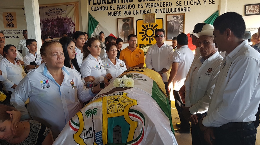 Al alcalde de Petatlán, Arturo Gómez Pérez, asesinado la noche del jueves, se le hizo un homenaje de cuerpo presente encabezado por el líder estatal del PRD, Ricardo Barrientos Ríos, en las instalaciones del partido en la cabecera municipal. Foto: Brenda Escobar