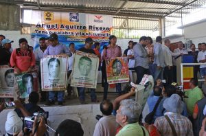 Impiden padres y normalistas de Ayotzinapa el primer acto de Ángel Aguirre como precandidato